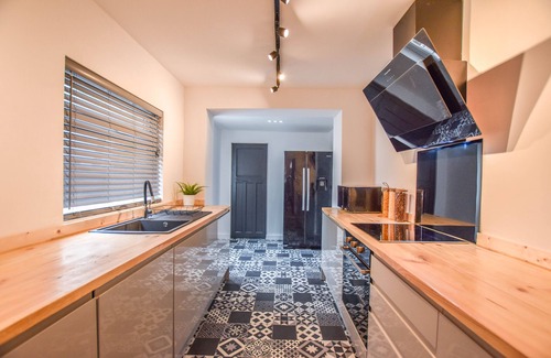 Plasnewydd House | Impeccable 4-bed Home Close to City Centre