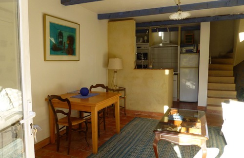 Roquemaure House | In a beautiful Provencal setting, airconditioned house for 2 with swimming pool