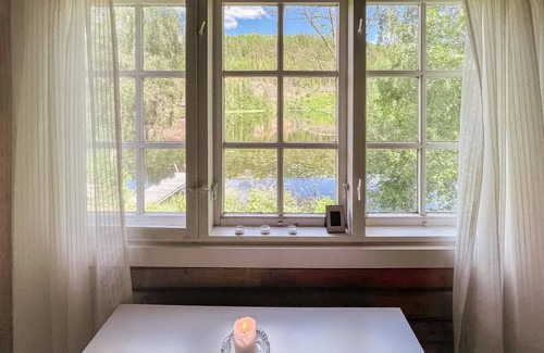 Kongsvinger House | In a dreamlike location on the lake, this cozy wooden house near Granli welcomes you.