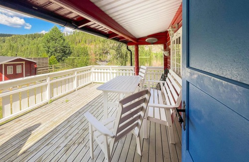 Kongsvinger House | In a dreamlike location on the lake, this cozy wooden house near Granli welcomes you.