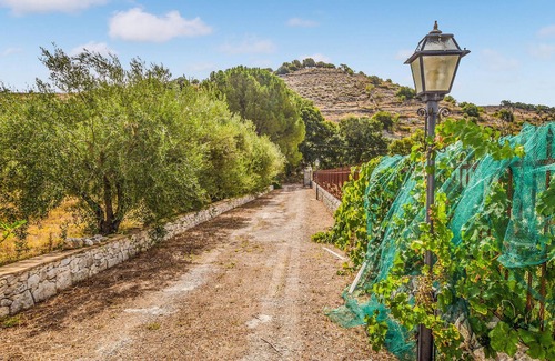 Casa Papa House | In a quiet location, near Modica and Ragusa, this beautiful and classic stone house welcomes you.