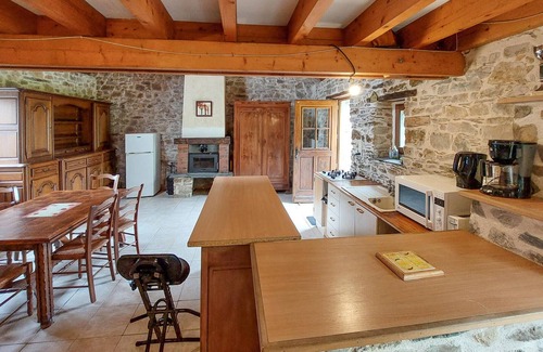 Erbray House | In beautiful countryside welcomes you this inviting cottage.