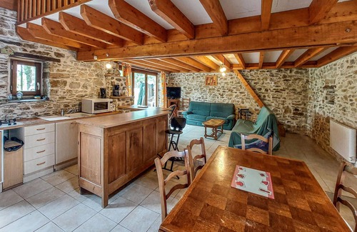 Erbray House | In beautiful countryside welcomes you this inviting cottage.