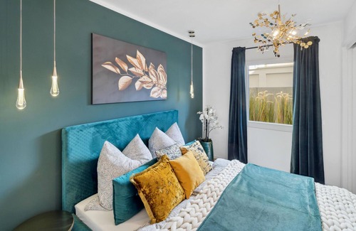 Dreimuhlen Apartment | In the central and popular Dreimühlenviertel, this luxurious and modern vacation apartment welcomes