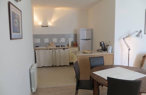 Pertuis Apartment | In the Luberon, apartment in a Provencal country house in the heart of the pine forest