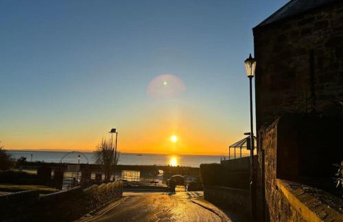 Burntisland House | Inchview Beachfront with Log Fire near Edinburgh