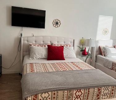 Little Armenia Apartment | Incredible Hollywood Loft Free Parking