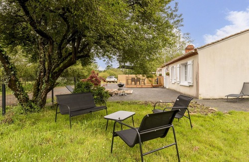 Villeneuve-en-Retz Cottage | Independent Cottage with Garden and Wifi, 12 km from Beaches