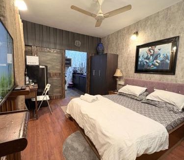 Pali Hill Apartment | Independent Garden Cottage-Bandra-Carter road
