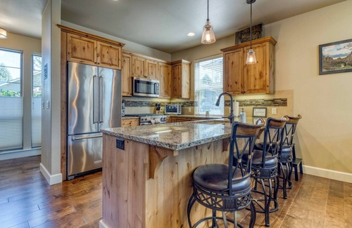 Redmond House | Indoor Pool ⭑ Bikes + Trails ⭑ Loft ⭑ Patio ⭑ WiFi ⭑ Golf & Sports Center Nearby