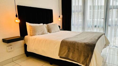 Downtown Johannesburg Apartment | Industrial CHIC Apartment 113 - Luxury City Escape, Washing Machine & Fast WiFi