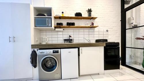 Downtown Johannesburg Apartment | Industrial CHIC Apartment 113 - Luxury City Escape, Washing Machine & Fast WiFi