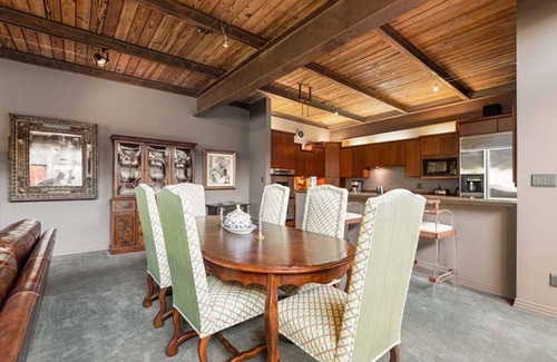 Chatham-Arch House | Industrial Elegance♛ Free Parking ♛ Heart of Mass Ave ♛ Downtown Indianapolis