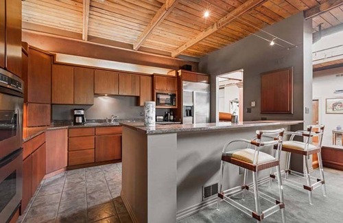 Chatham-Arch House | Industrial Elegance♛ Free Parking ♛ Heart of Mass Ave ♛ Downtown Indianapolis