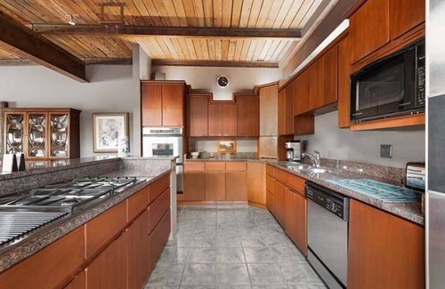 Chatham-Arch House | Industrial Elegance♛ Free Parking ♛ Heart of Mass Ave ♛ Downtown Indianapolis