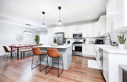 Fountain Square House | Indy Family Getaway - 5BR - Sleeps 16 - Arcade games - Near Fountain Square