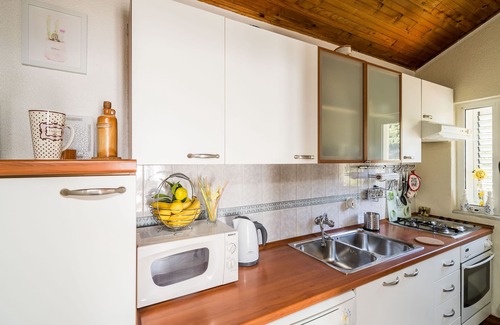 Lozica Apartment | Indy's Beach Apartments -Two Bedroom Apartment with Balcony and Sea View
