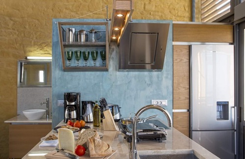 Kolymbari Villa | Infinity pool ★Unique Architecture★Jacuzzi hot tub★Stunning seaview