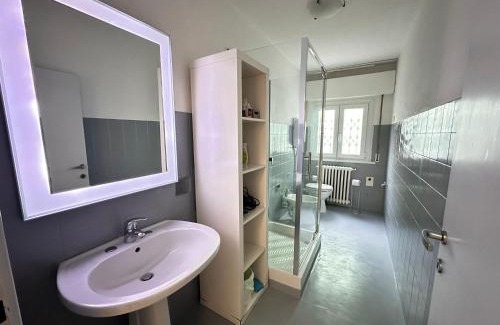 Rivazzurra Apartment | INFONDOALMAR RIMINI -Intero Apt Indipendente-Netflix-MetroMare a 40m-Proiettore 4k Cinema-WiFi Fibra-Led-Parcheggio-Riscaldamento-