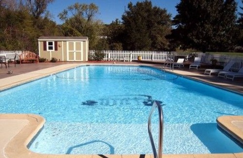 Excelsior Springs Bed & Breakfast | Inn on Crescent Lake B&B
