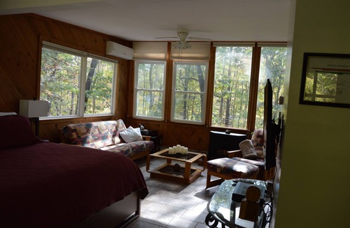 Hyde Park Bed & Breakfast | Inn the Woods Bed and Breakfast