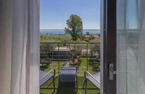 Moniga del Garda Bed & Breakfast | Insula Felix - Deluxe Triple Room with Sea View