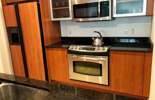 East Ocean Ave Apartment | Intercostal Luxury Condo 5 mins from the Beach. 10min from Delray Beach.