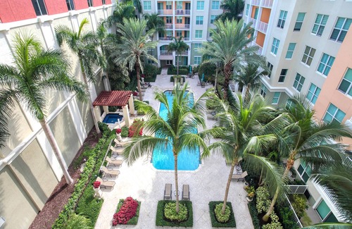 East Ocean Ave Apartment | Intercostal Luxury Condo 5 mins from the Beach. 10min from Delray Beach.
