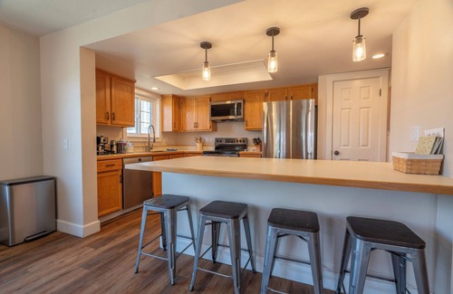 June Lake Condo | Interlaken #17 3 BEDROOM, 3 BATH, NEWLY REMODELED END UNIT