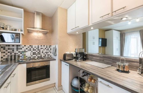 Greater Johannesburg Metropolitan Area Apartment | International House Joburg ~ Unlimited Wifi, Cable, Gated Condo & Parking