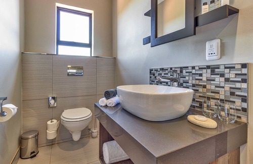 Loerieheuwel Cabin | Intle Game Lodge