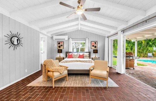 Southside Apartment | Intracoastal Paradise Walking Distance to Beach!
