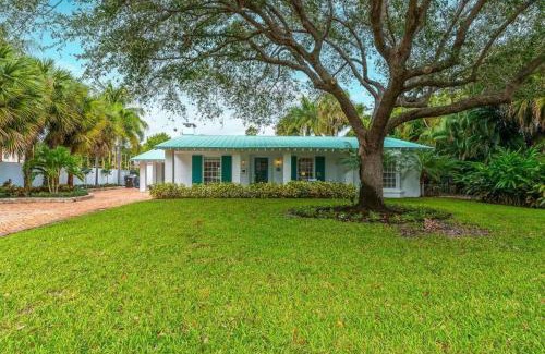 Southside Apartment | Intracoastal Paradise Walking Distance to Beach!