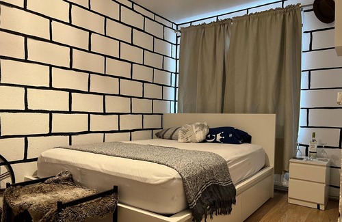 Preston Apartment | Inviting 2-Bed Apartment in London by Gordy Duncan