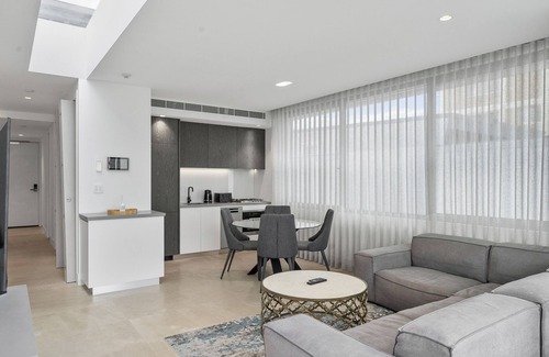 Coogee Apartment | Inviting 2BR Unit w/Parking near Coogee Beach