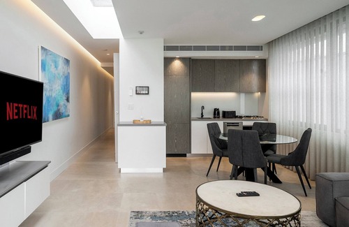 Coogee Apartment | Inviting 2BR Unit w/Parking near Coogee Beach