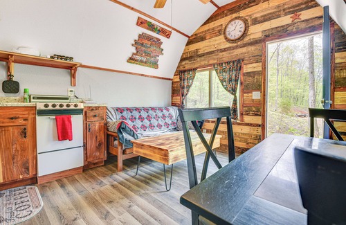 Vulcan Cabin | Inviting Des Arc Cabin w/Fire Pit + Deck!