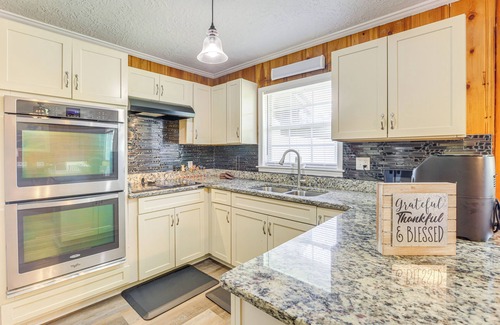 Jacksonville House | Inviting Jacksonville Home < Half Mi to University