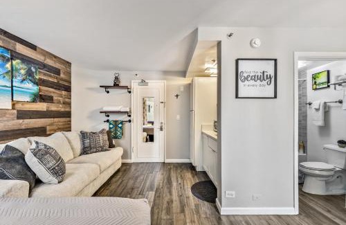Waikiki Apartment | Inviting Waikiki Grand Hotel Room One Block to Beach!