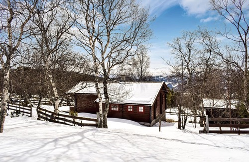 Dovre House | Inviting wooden cabin in Gudbrandsdalen.