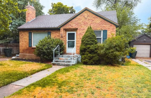 Ogden House | Iowa Downstairs · Cozy Ski Trip | Couple + Family | 6 Guest