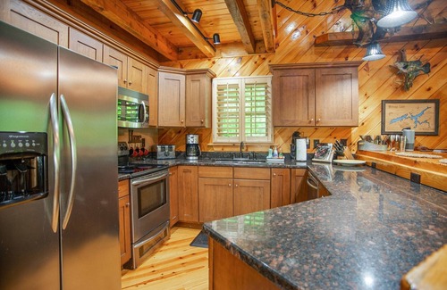 Butler Cabin | Iron Mountain Lodge - Beautiful Cabin with New Hot Tub & Views of Forests and Mountains! by RedAwning