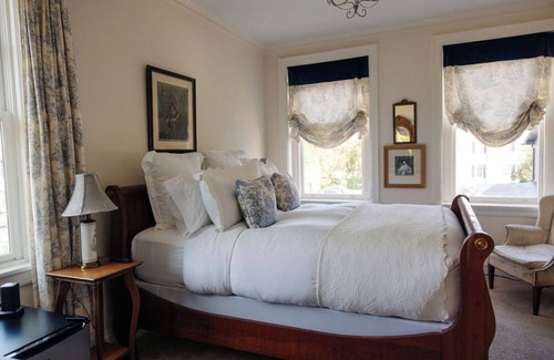 Fredericksburg Bed & Breakfast | Ironclad Inn & Bourbon Room