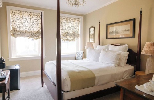 Fredericksburg Bed & Breakfast | Ironclad Inn & Bourbon Room