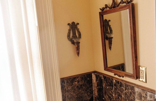 Fredericksburg Bed & Breakfast | Ironclad Inn & Bourbon Room