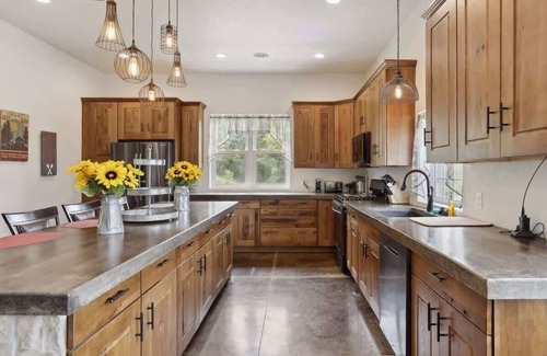 Bay City House | Isabelle Creek Haven - Ultimate Group Getaway