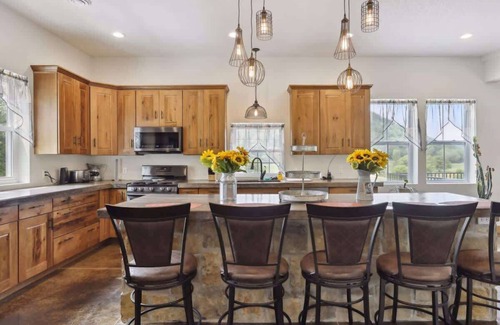 Bay City House | Isabelle Creek Haven - Ultimate Group Getaway