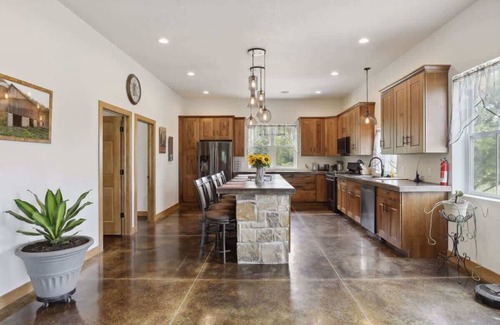 Bay City House | Isabelle Creek Haven - Ultimate Group Getaway