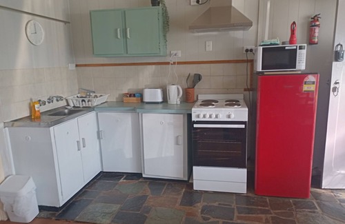 Brownlow Ki Cabin | Island Rest Cosy budget friendly beach retreat - 5 minute walk to the beach.