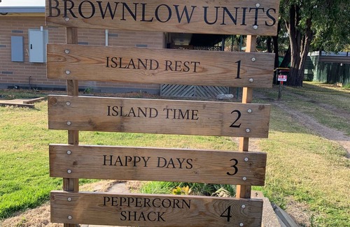 Brownlow Ki Cabin | Island Rest Cosy budget friendly beach retreat - 5 minute walk to the beach.